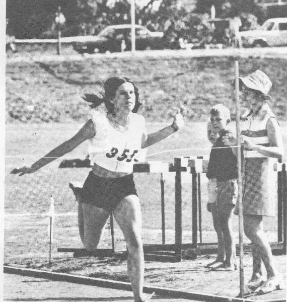 Sandra Lerm breek die lint aan die einde van 'n 400m wedloop. Sy was die eerste vroue-atleet in Suidwes wat die 400m onder 60 sek. kon afle, in slegs 59,1sek.
